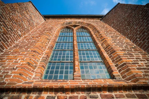 Laag Hoekzicht Van Een Kerkraam Aan Buitenkant — Stockfoto