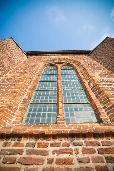 Laag Hoekzicht Van Een Kerkraam Aan Buitenkant — Stockfoto