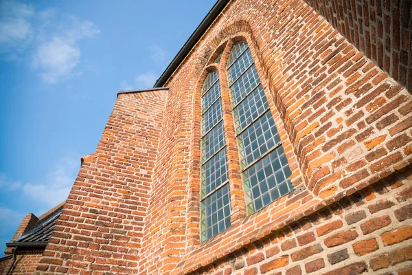 Laag Hoekzicht Van Een Kerkraam Aan Buitenkant — Stockfoto