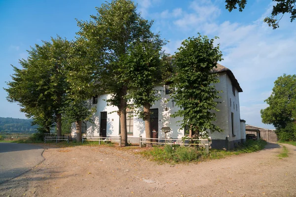 荷兰最小的教区Persingen的一座古老的白色村舍 — 图库照片