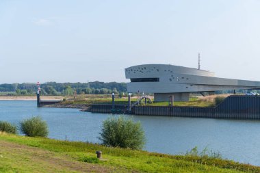 Hollanda Altyapı ve Su İdaresi Bakanlığı 'nın bir parçası olan Rijkswaterstaat' ın su trafiği merkezi ve Hollanda 'daki ana altyapı tesislerinin tasarımı, inşası, yönetimi ve bakımından sorumludur..