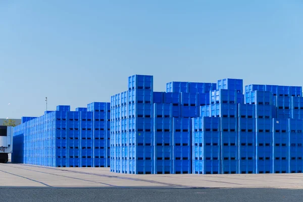 Opgestapelde Lege Blauwe Kratten — Stockfoto