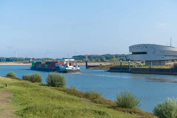 オランダ ナイメーヘン2020年9月12日 水上交通管制地点のマース ワアル運河のコンテナ船 Nijmegen — ストック写真