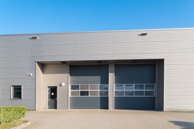 Tekerlekli kapıları olan sanayi birimi