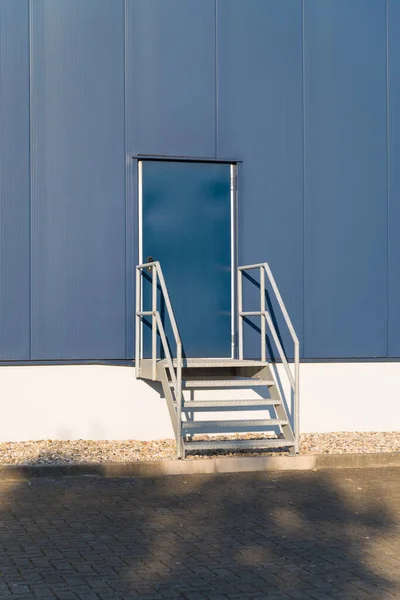 Industrielager Mit Fluchttür Und Treppe — Stockfoto