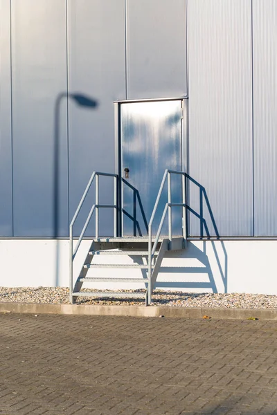 Armazém Industrial Com Porta Fuga Escadas — Fotografia de Stock