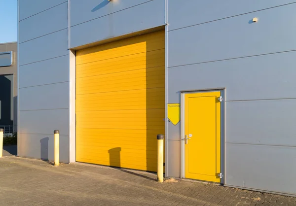 Unidade Industrial Pequena Com Portas Rolo Amarelo — Fotografia de Stock