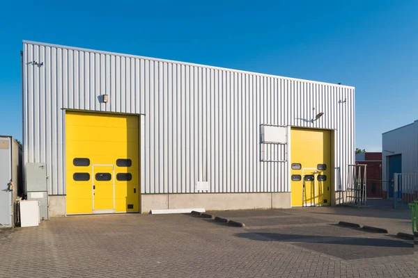 Petite Unité Industrielle Avec Portes Rouleaux Jaunes — Photo