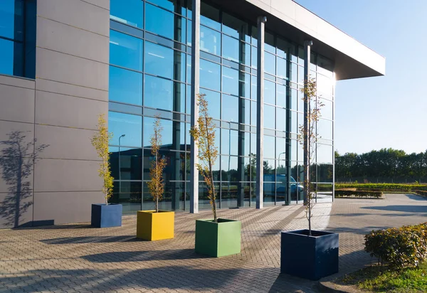 Buitenkant Van Een Modern Glazen Kantoorgebouw Met Kleurrijke Plantenbakken Aan — Stockfoto