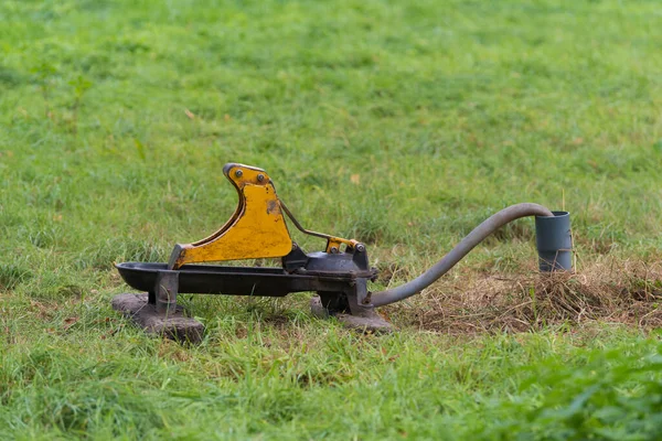 Pompe Eau Potable Métallique Dans Pré Pour Animaux — Photo