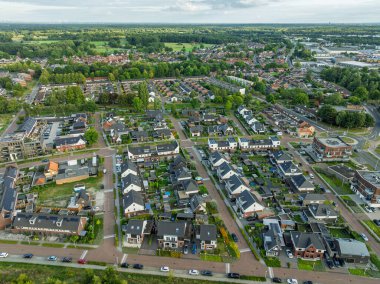 Hollanda 'da yeni inşa edilmiş bir yerleşim alanının hava görüntüsü