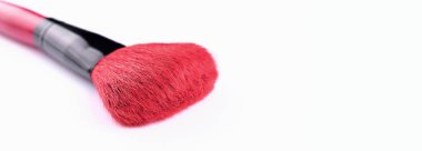 Fırça sentetik kazık beyaz arka plan üzerinde izole toz makyaj çalışma