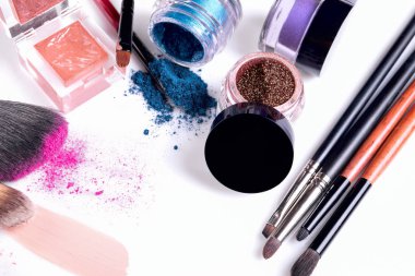 Profesyonel kozmetik ve makyaj beyaz bir arka plan için fırçalar