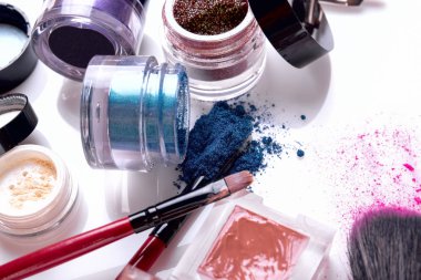 Profesyonel kozmetik ve makyaj beyaz bir arka plan için fırçalar