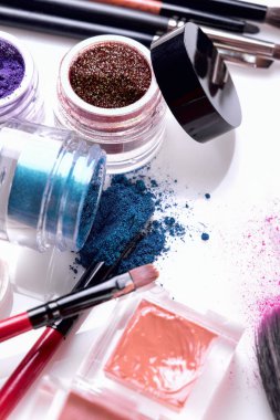 Profesyonel kozmetik ve makyaj beyaz bir arka plan için fırçalar
