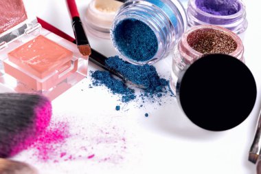 Profesyonel kozmetik ve makyaj beyaz bir arka plan için fırçalar