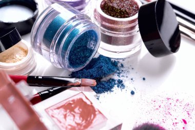 Profesyonel kozmetik ve makyaj beyaz bir arka plan için fırçalar