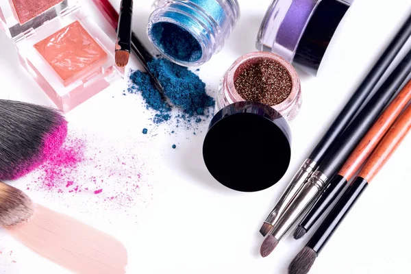 Profesyonel kozmetik ve makyaj beyaz bir arka plan için fırçalar