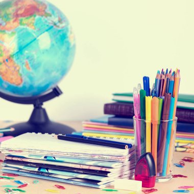 Kopya alanı tahta zemin üzerine okul malzemeleri. Tonlama