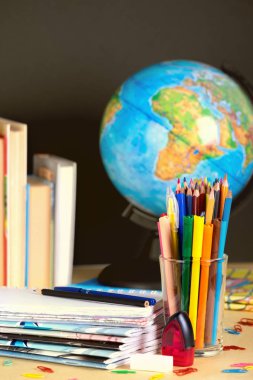 Kopya alanı tahta zemin üzerine okul malzemeleri. Tonlama