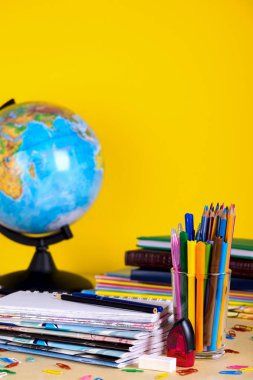 Kopya alanı tahta zemin üzerine okul malzemeleri