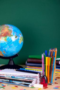 Kopya alanı tahta zemin üzerine okul malzemeleri