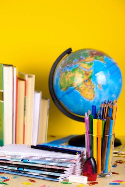 Kopya alanı tahta zemin üzerine okul malzemeleri