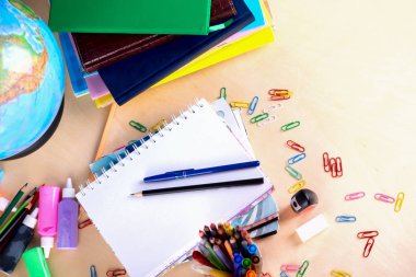 Kopya alanı tahta zemin üzerine okul malzemeleri. Üstten görünüm