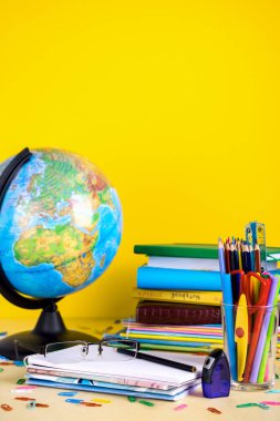 Kopya alanı tahta zemin üzerine okul malzemeleri