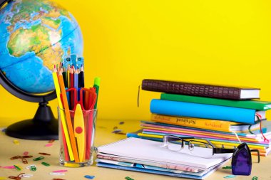 Kopya alanı tahta zemin üzerine okul malzemeleri