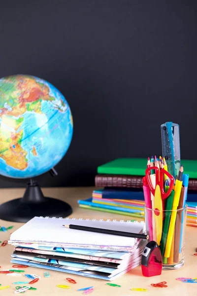 Kopya alanı tahta zemin üzerine okul malzemeleri