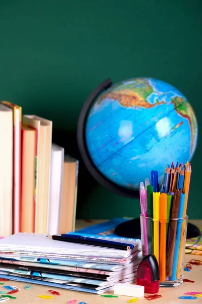 Kopya alanı tahta zemin üzerine okul malzemeleri