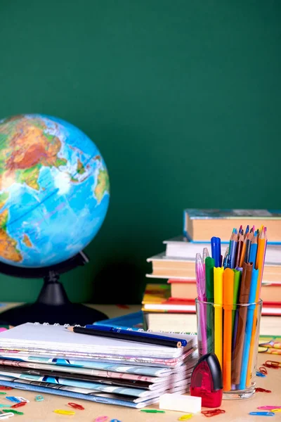 Kopya alanı tahta zemin üzerine okul malzemeleri