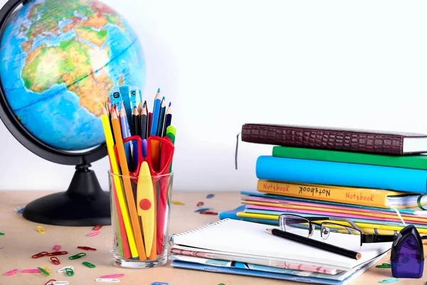 Kopya alanı tahta zemin üzerine okul malzemeleri