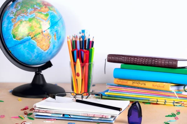 Kopya alanı tahta zemin üzerine okul malzemeleri