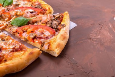 Kopya alanı bir kahverengi zemin üzerine pizza et sebze ve baharatlar ile. Üstten görünüm