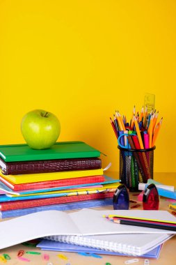 Kopya alanı tahta zemin üzerine okul malzemeleri