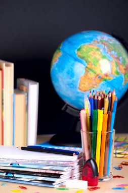 Kopya alanı tahta zemin üzerine okul malzemeleri