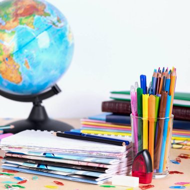 Kopya alanı tahta zemin üzerine okul malzemeleri