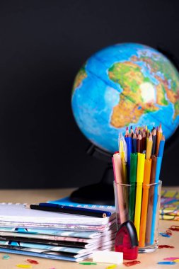 Kopya alanı tahta zemin üzerine okul malzemeleri