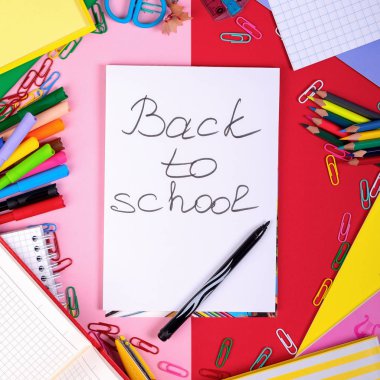 Kopya alanı tahta zemin üzerine okul malzemeleri. Üstten görünüm