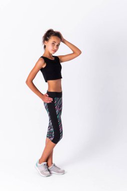 Beyaz arka plan üzerinde izole genç atletik kız