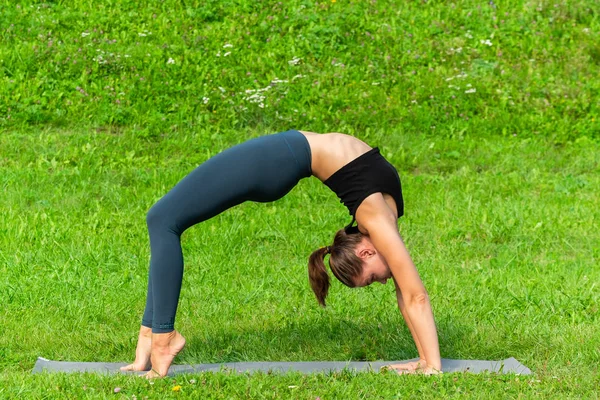 Mujer en un yoga, relajarse en el parque . — Foto de Stock
