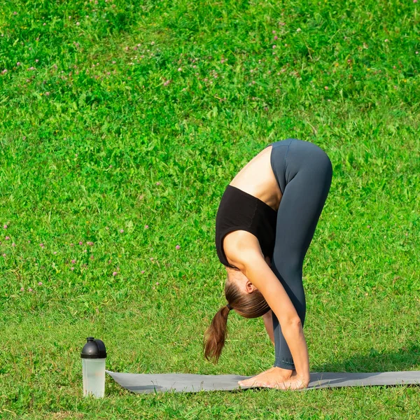 Kvinna på yoga, koppla av i parken. — Stockfoto