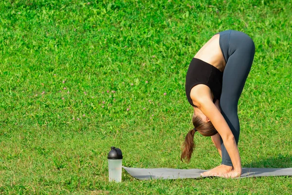 Kvinna på yoga, koppla av i parken. — Stockfoto
