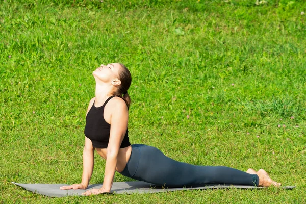 女人在瑜伽，放松在公园里. — 图库照片