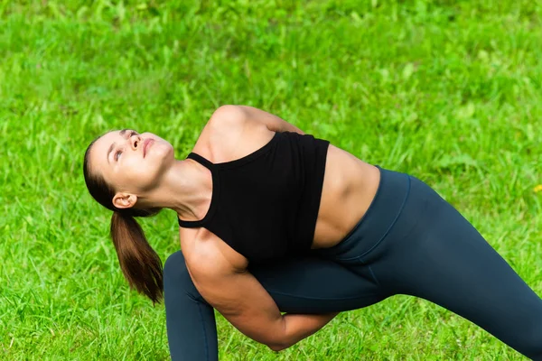 Donna su uno yoga, rilassarsi nel parco . — Foto Stock