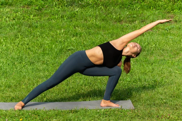 Kvinna på yoga, koppla av i parken. — Stockfoto