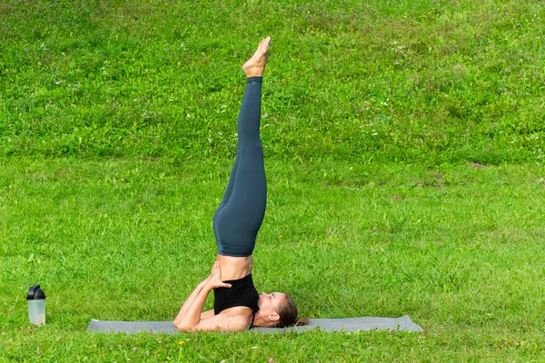 Kvinna på yoga, koppla av i parken. — Stockfoto