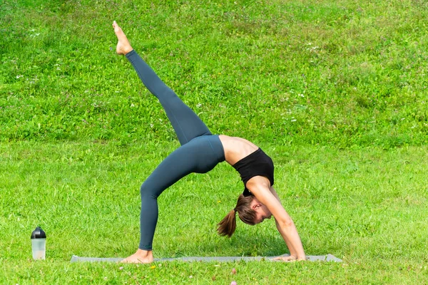 Woman on a yoga, relax in the park. 로열티 프리 스톡 사진